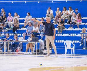Entrenador Pepe Torrubia dirigiendo un partido de baloncesto en Melilla.
