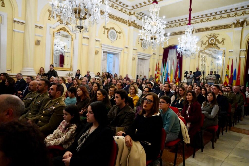 Ceremonia de entrega de placa al mérito social en Melilla