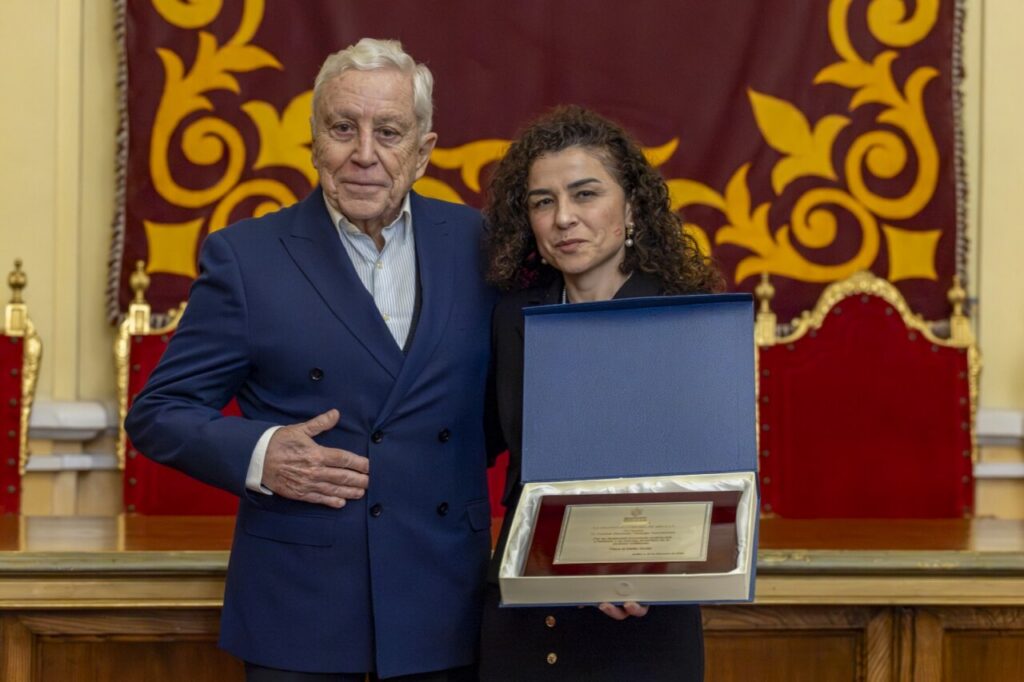 Entrega de placa al mérito social a Carlos Pantoja en ceremonia emotiva.