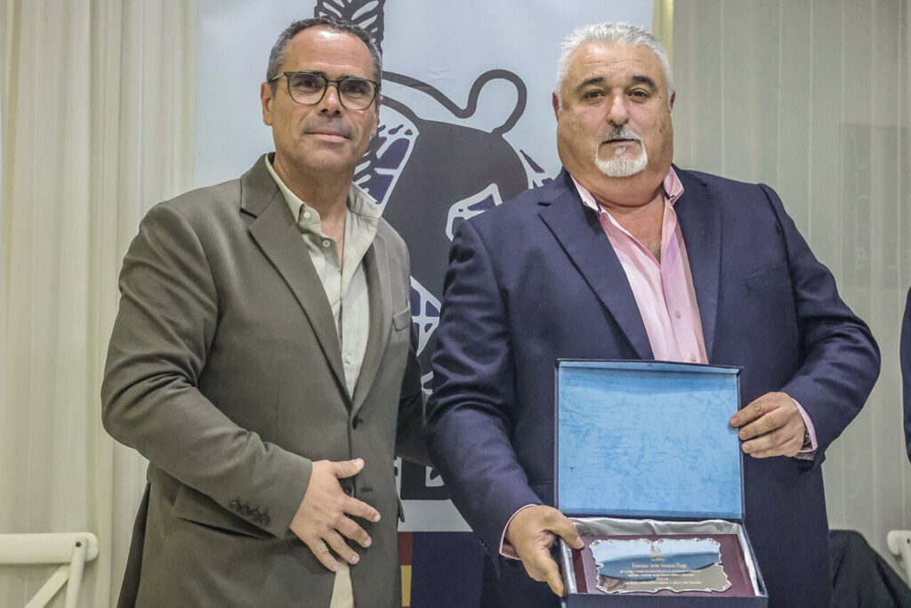 Entrega de placa conmemorativa a Javier Almansa por su labor en el baloncesto