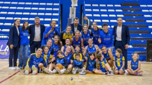 Jugadoras y cuerpo técnico del equipo de baloncesto La Salle posando en el pabellón