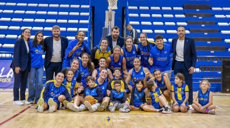 Jugadoras y cuerpo técnico del equipo de baloncesto La Salle posando en el pabellón