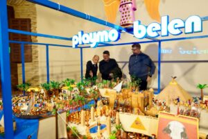 Inauguración del belén de Playmobil en Melilla con personajes de dibujos animados.