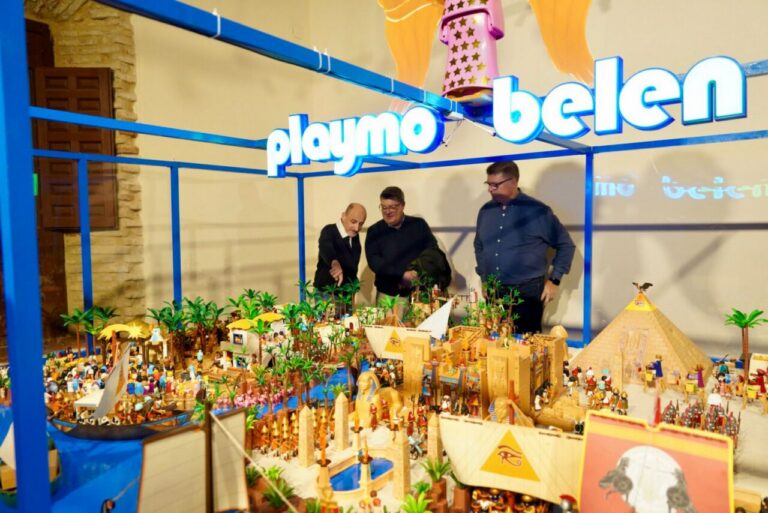 Inauguración del belén de Playmobil en Melilla con personajes de dibujos animados.