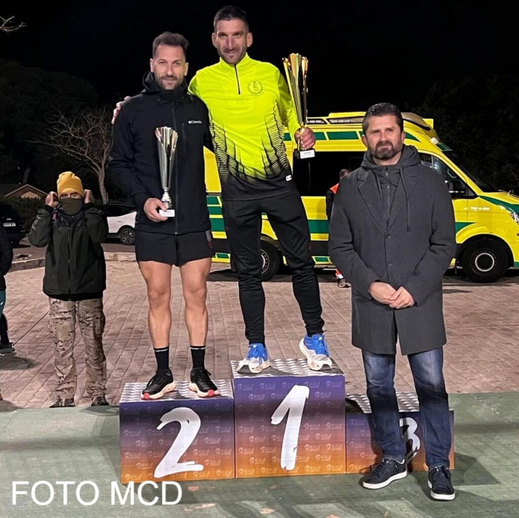 Ganadores en el podio de la carrera por montaña nocturna en Melilla
