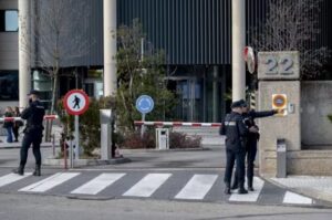 Agentes de la Policía Nacional en un registro de la sede de Plus Ultra
