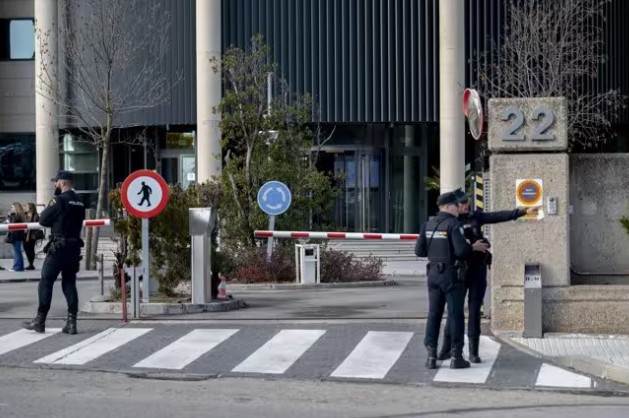 Agentes de la Policía Nacional en un registro de la sede de Plus Ultra