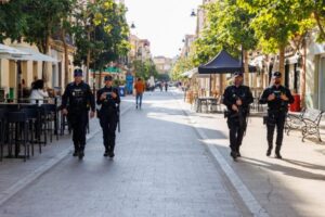 Agentes de la policía nacional patrullando en Melilla durante la Nochebuena
