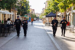 Policías nacionales patrullando una calle comercial en Melilla durante las fiestas.