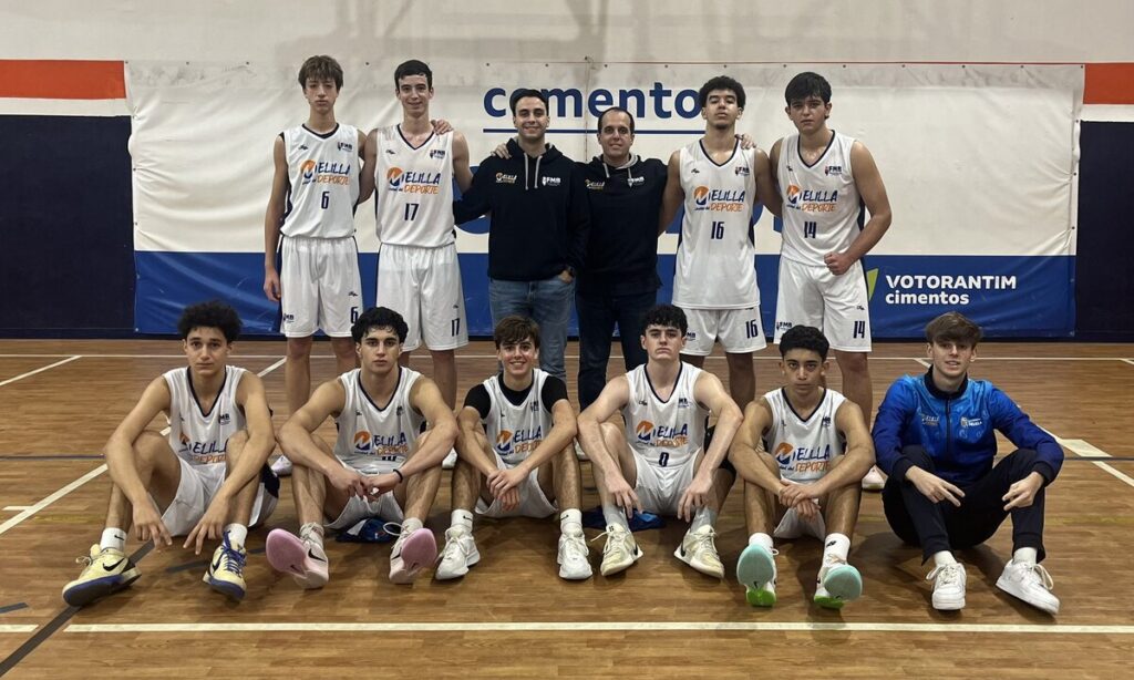 Equipo junior masculino del Melilla Ciudad del Deporte-FMB posando en la cancha