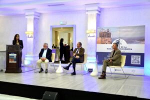 Presentación de la huella gastronómica en Melilla con oradores en el escenario.
