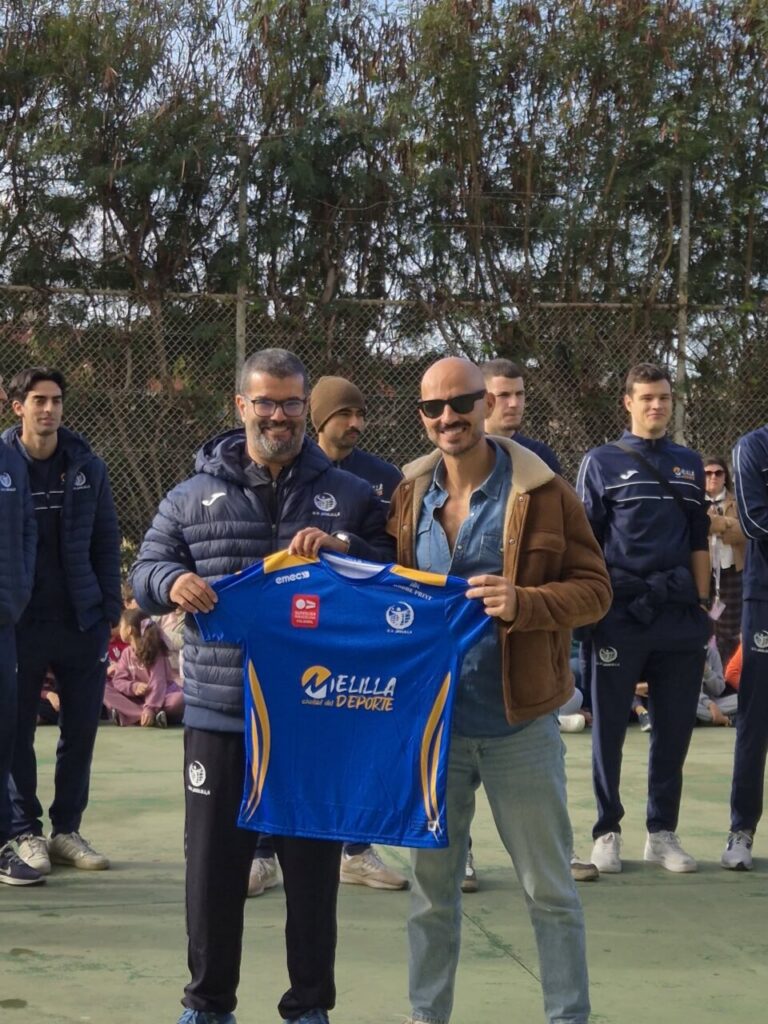 Presentación de las plantillas del Club Voleibol Melilla en el CEIP Juan Caro Romero.