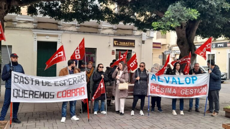 Protesta de trabajadores de ludotecas en Melilla con pancartas