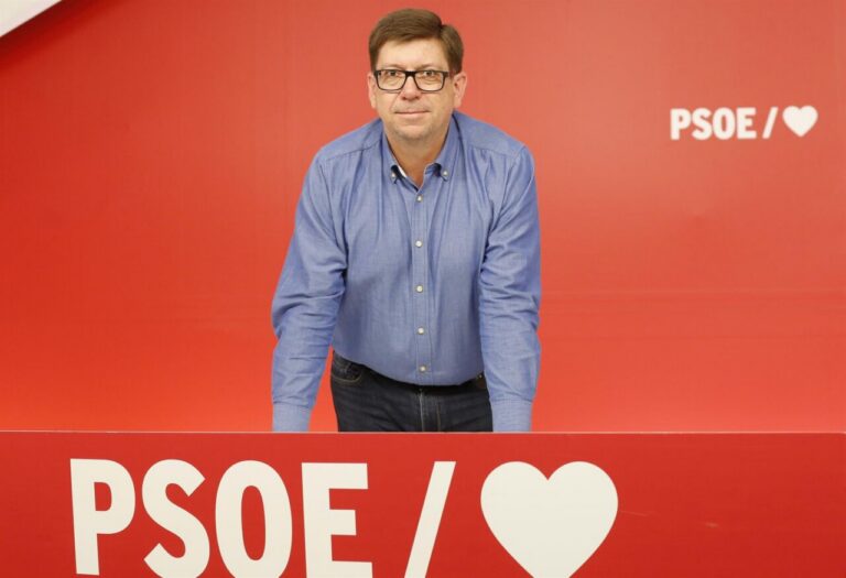 Francisco Salazar en un evento del PSOE con fondo rojo