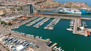 Vista aérea del puerto Noray en Melilla con barcos y edificios