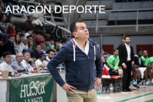 Rafa Sanz dirigiendo un partido de baloncesto en Huesca