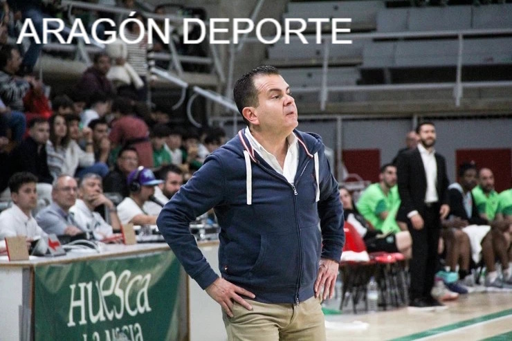 Rafa Sanz dirigiendo un partido de baloncesto en Huesca