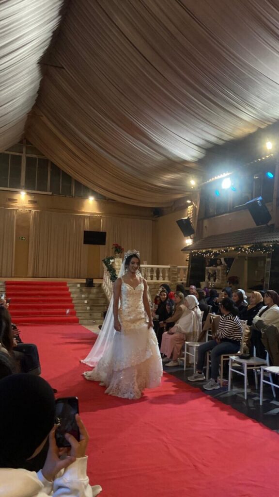 Modelo luciendo un vestido de novia en un desfile de moda en Melilla