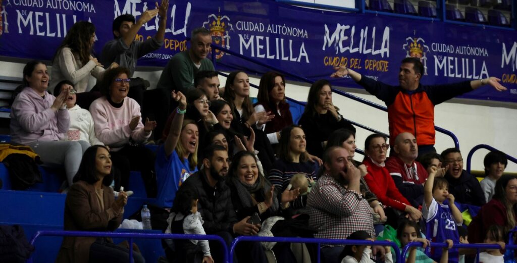 Aficionados animando al Club Melilla Baloncesto en el pabellón