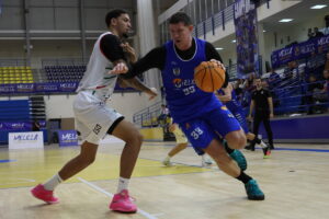 Jugadores del Club Melilla Baloncesto en acción durante un partido