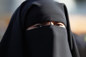 Mujer con niqab que cubre su rostro dejando solo los ojos visibles.
