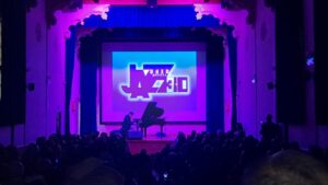 Pianista Chucho Valdés actuando en un recital de jazz en la UNED.
