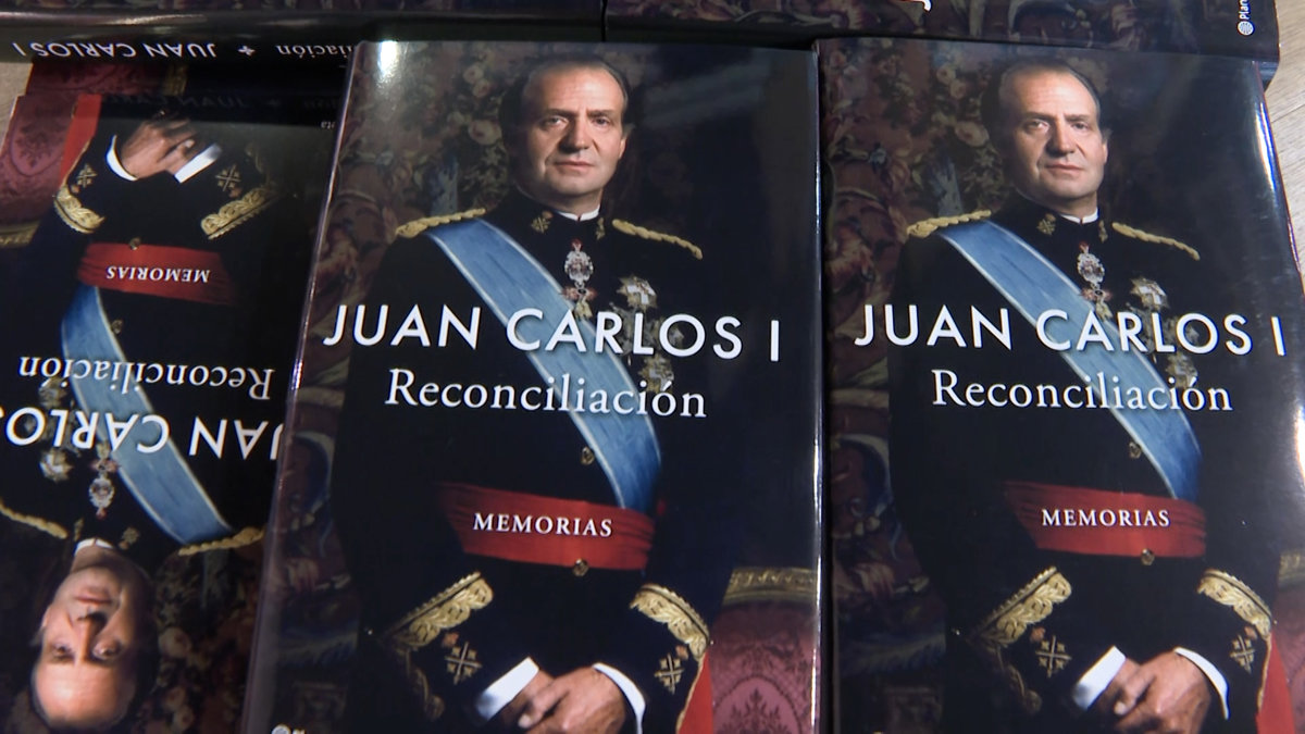 Portadas del libro Reconciliación de Juan Carlos I en una mesa