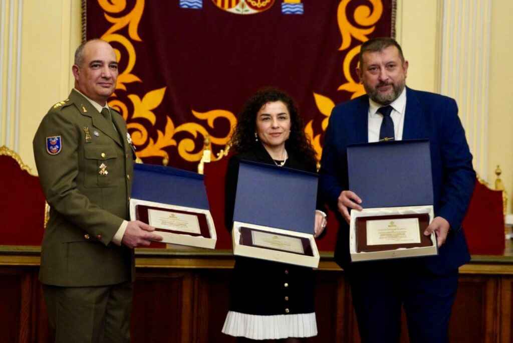 Entrega de placa al mérito social a Carlos Pantoja por su viuda y representantes