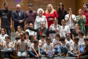 Fernando Arrabal rodeado de niños y adultos en un homenaje emotivo