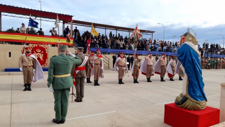 Parada militar en honor a la Inmaculada Concepción con soldados y una imagen de la Virgen.