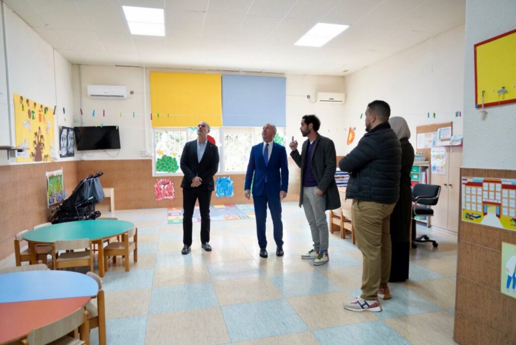 Visita a la escuela Virgen de la Victoria durante su rehabilitación