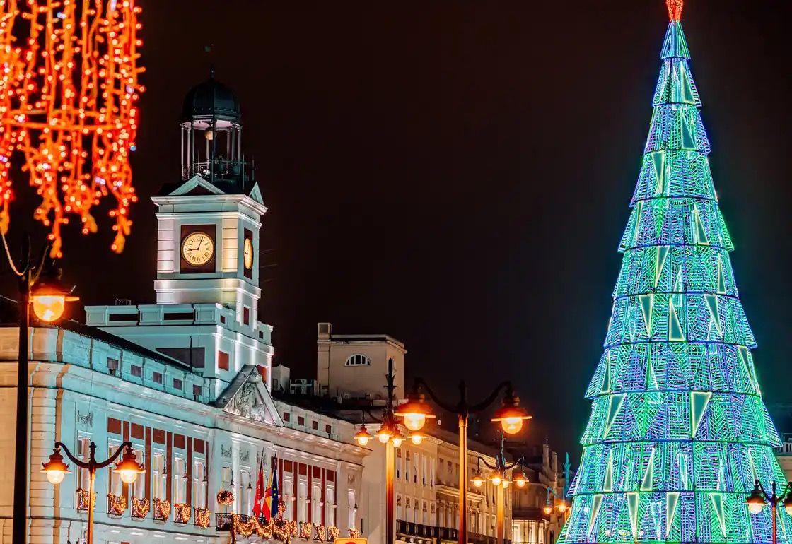 Reloj de la Puerta del Sol en Madrid decorado para Navidad