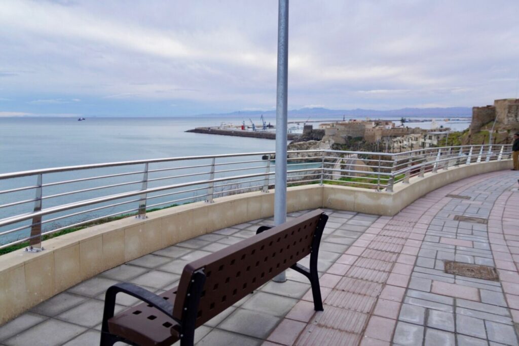 Vista de la Carretera de la Alcazaba con un banco y el mar al fondo