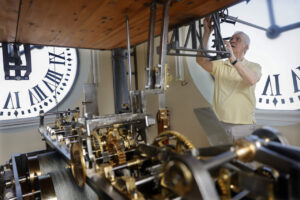 Relojero trabajando en el mecanismo del reloj de la Puerta del Sol en Madrid