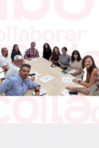 Grupo de personas en una reunión colaborativa alrededor de una mesa
