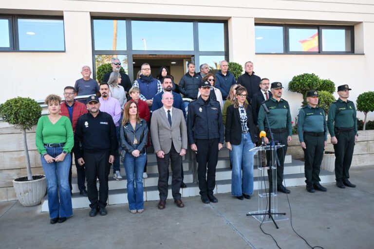 Grupo de funcionarios y autoridades en una reunión en Melilla