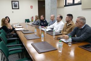 Reunión de trabajo con varias personas en una mesa