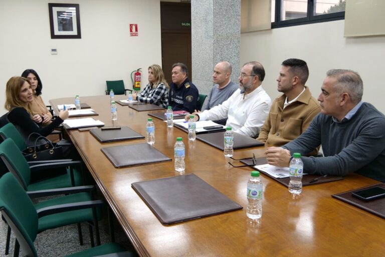 Reunión de trabajo con varias personas en una mesa