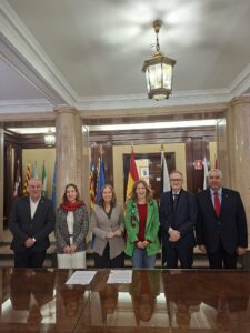 Grupo de personas en una reunión oficial en Melilla