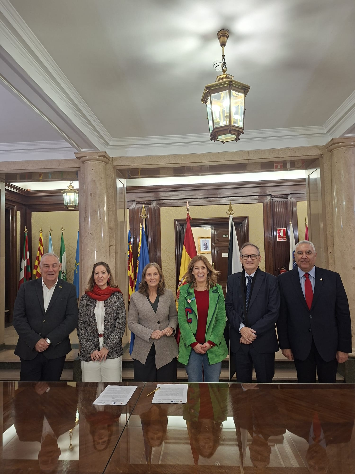 Grupo de personas en una reunión oficial en Melilla