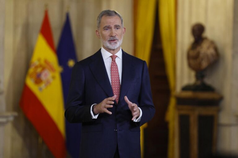 El Rey Felipe VI dando un mensaje de Navidad en el Palacio Real