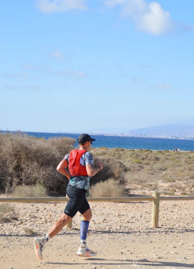 Corredor en la XI Ultra Maratón Costa de Almería junto al mar
