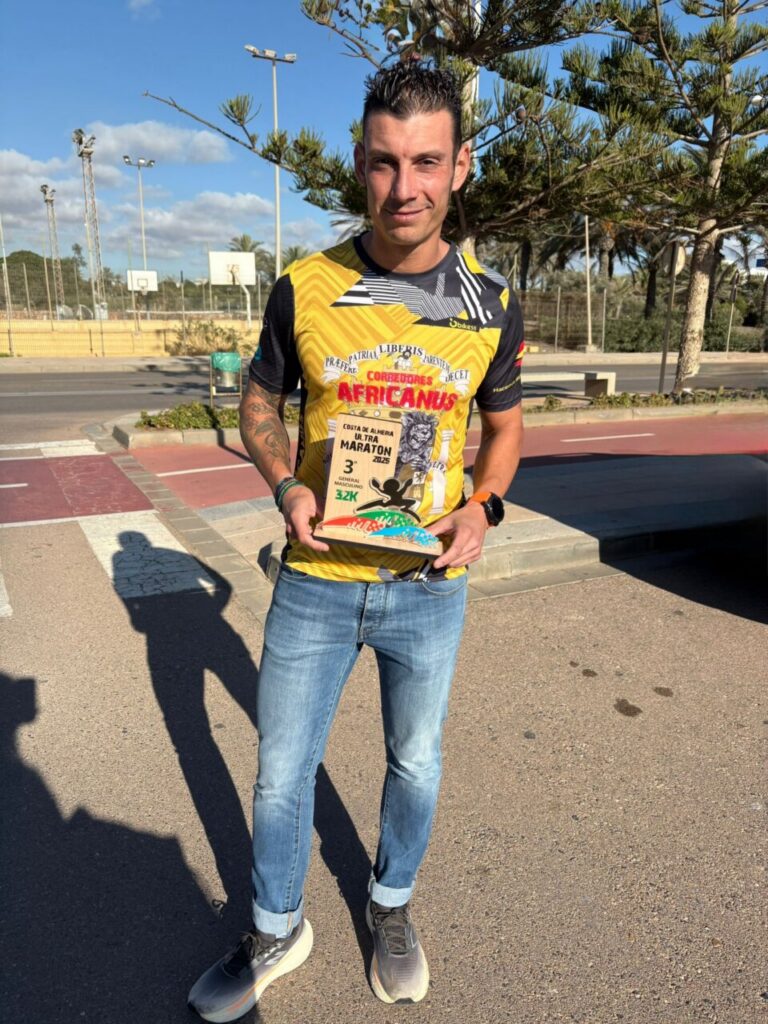 Ricardo López sosteniendo su medalla de bronce tras la carrera