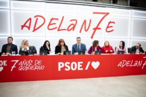 Rueda de prensa del PSOE en la sede de Ferraz con varios miembros presentes.