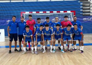 Equipo de fútbol sala del Rusadir posando en el pabellón