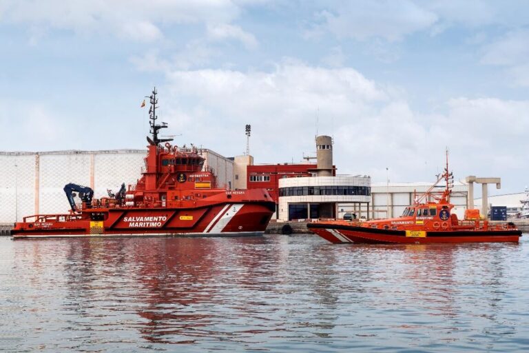 Dos embarcaciones de salvamento marítimo en el puerto
