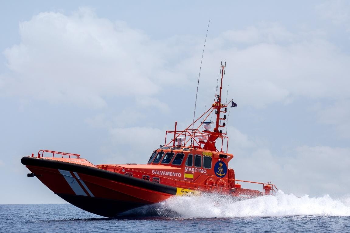 Embarcación de salvamento marítimo en acción en el mar