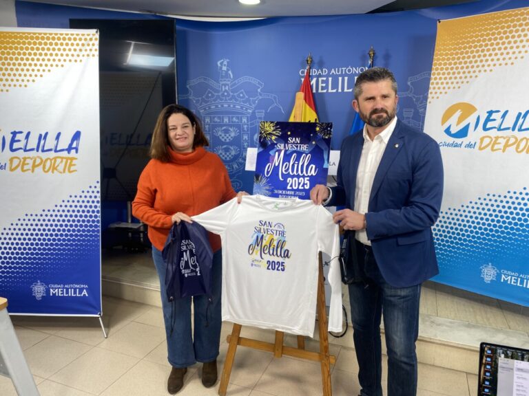 Presentación de la San Silvestre de Melilla con participantes y camisetas