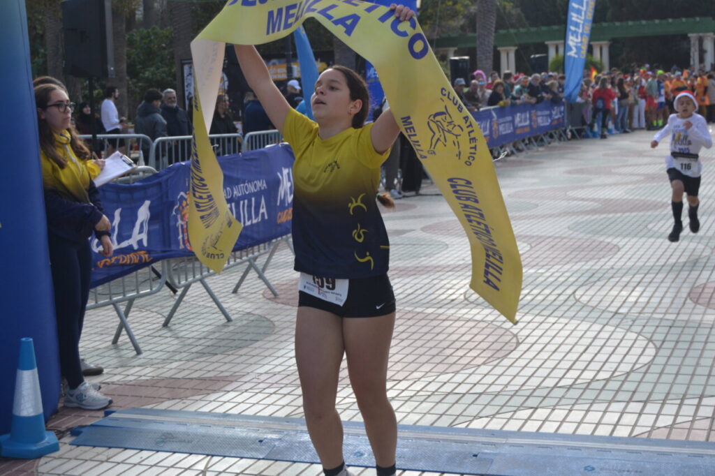 Atleta cruzando la meta en la San Silvestre de Melilla 2025