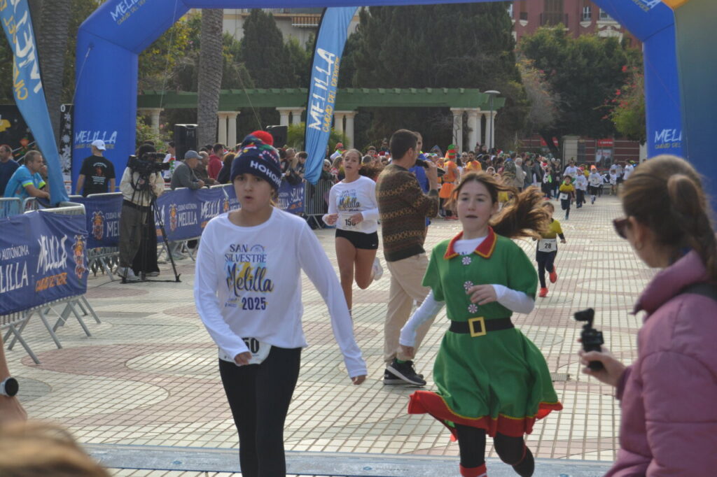 Participantes corriendo en la San Silvestre de Melilla 2025